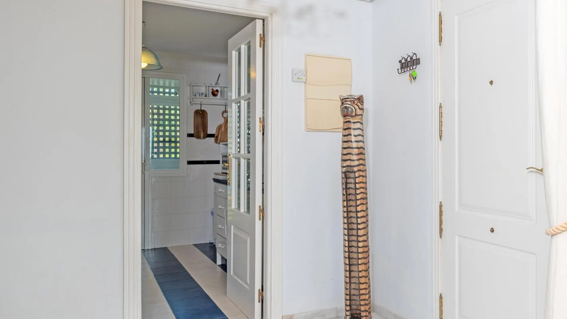 Torrequebrada Beachfront Apartment, Costa Del Sol ベナルマデナ アパート