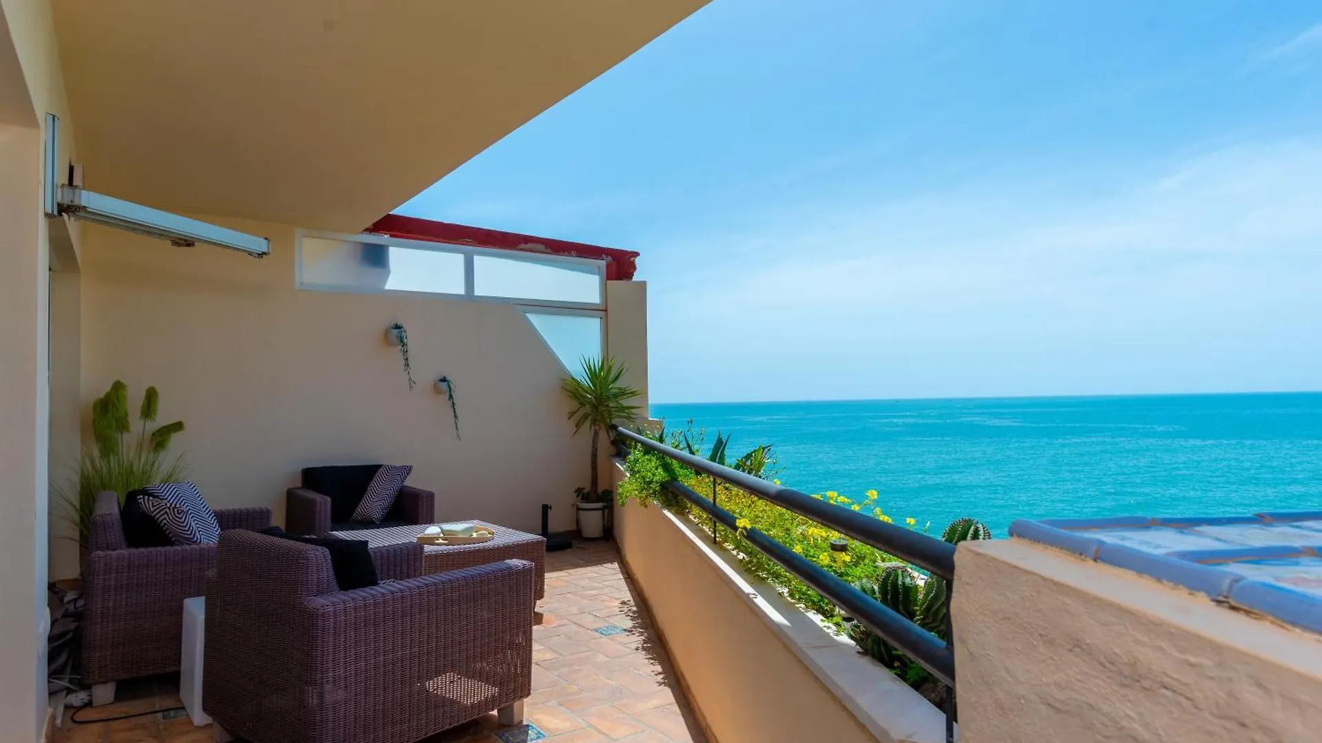 Torrequebrada Beachfront Apartment, Costa Del Sol ベナルマデナ アパート