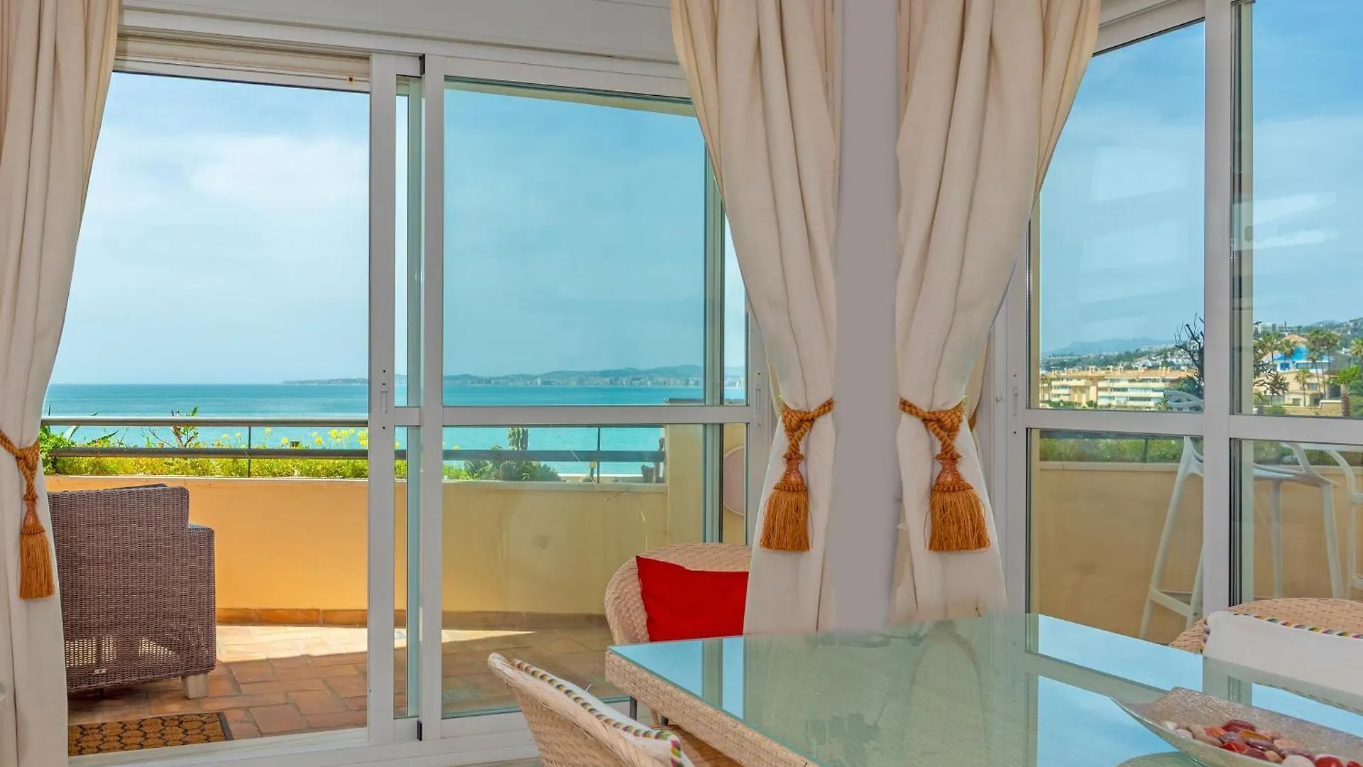 Torrequebrada Beachfront Apartment, Costa Del Sol Benalmádena